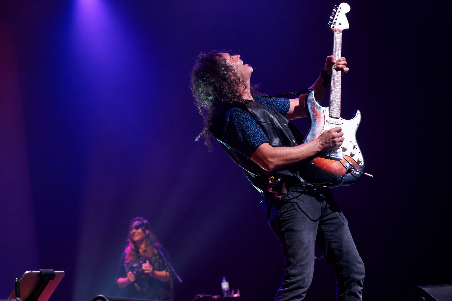 Zack Monzón en el escenario bajo iluminación violeta
